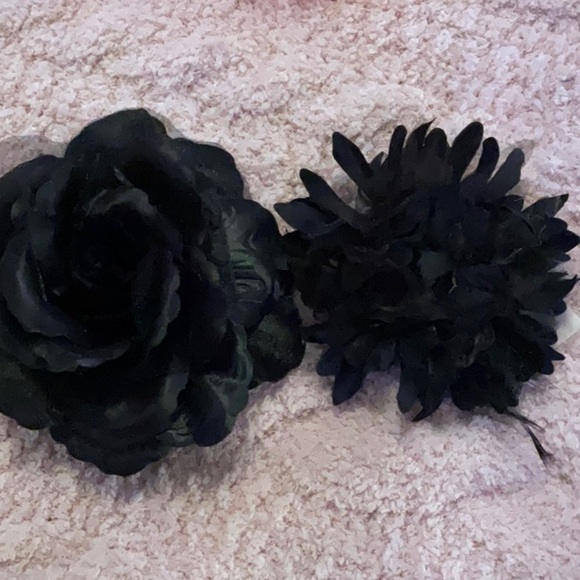 FLOWERS PIN CLIP PONYTAIL OPTION ON EACH - Picture 8 of 9